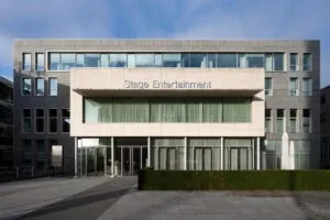 Voorgevel van het kantoorgebouw van Stage Entertainment aan de De Boelelaan in Amsterdam.